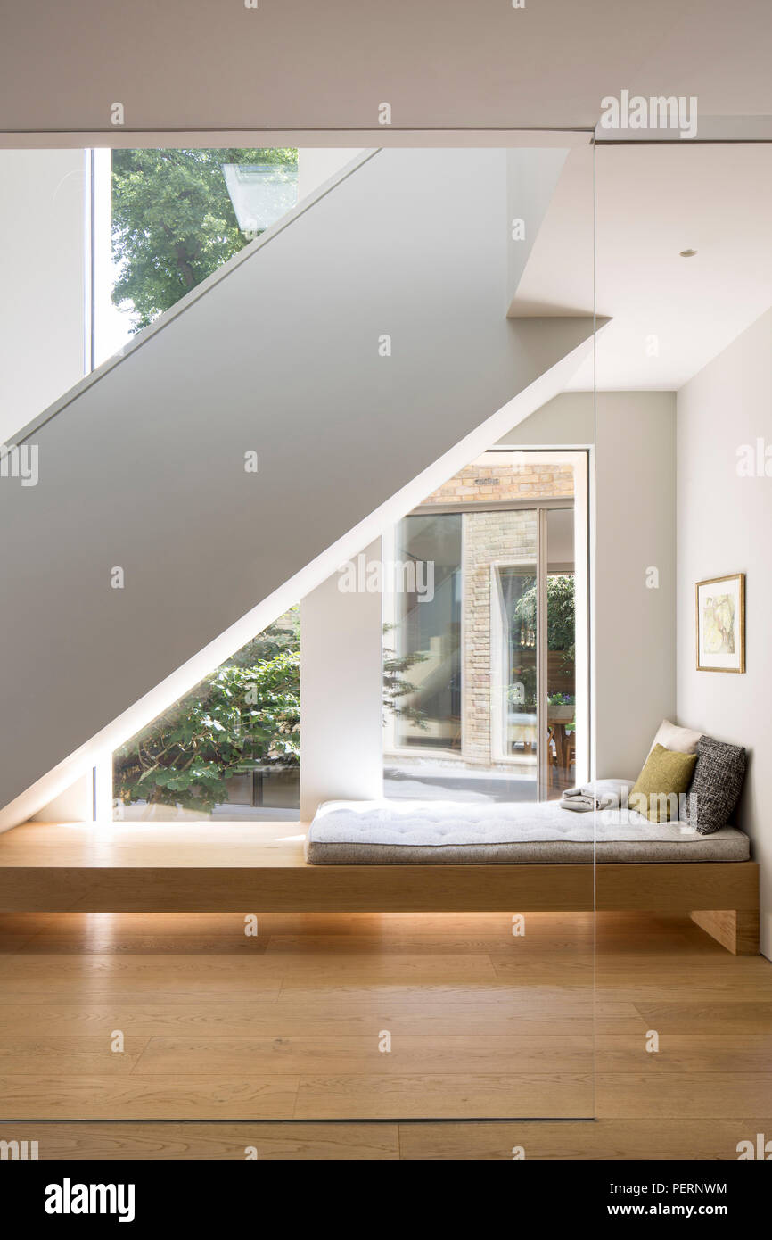 Vista guardando a destra attraverso la casa dal sedile sotto le scale. Residenza privata, Londra, Regno Unito. Architetto: Richard Mitzman architetti, 2018. Foto Stock