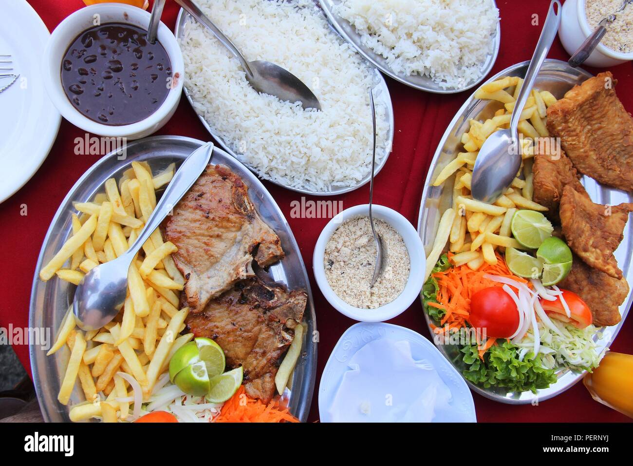 Cucina Brasiliana Grigliate Di Carne E Pesce Con Fagioli Neri Patatine Farofa E Riso Foto Stock Alamy