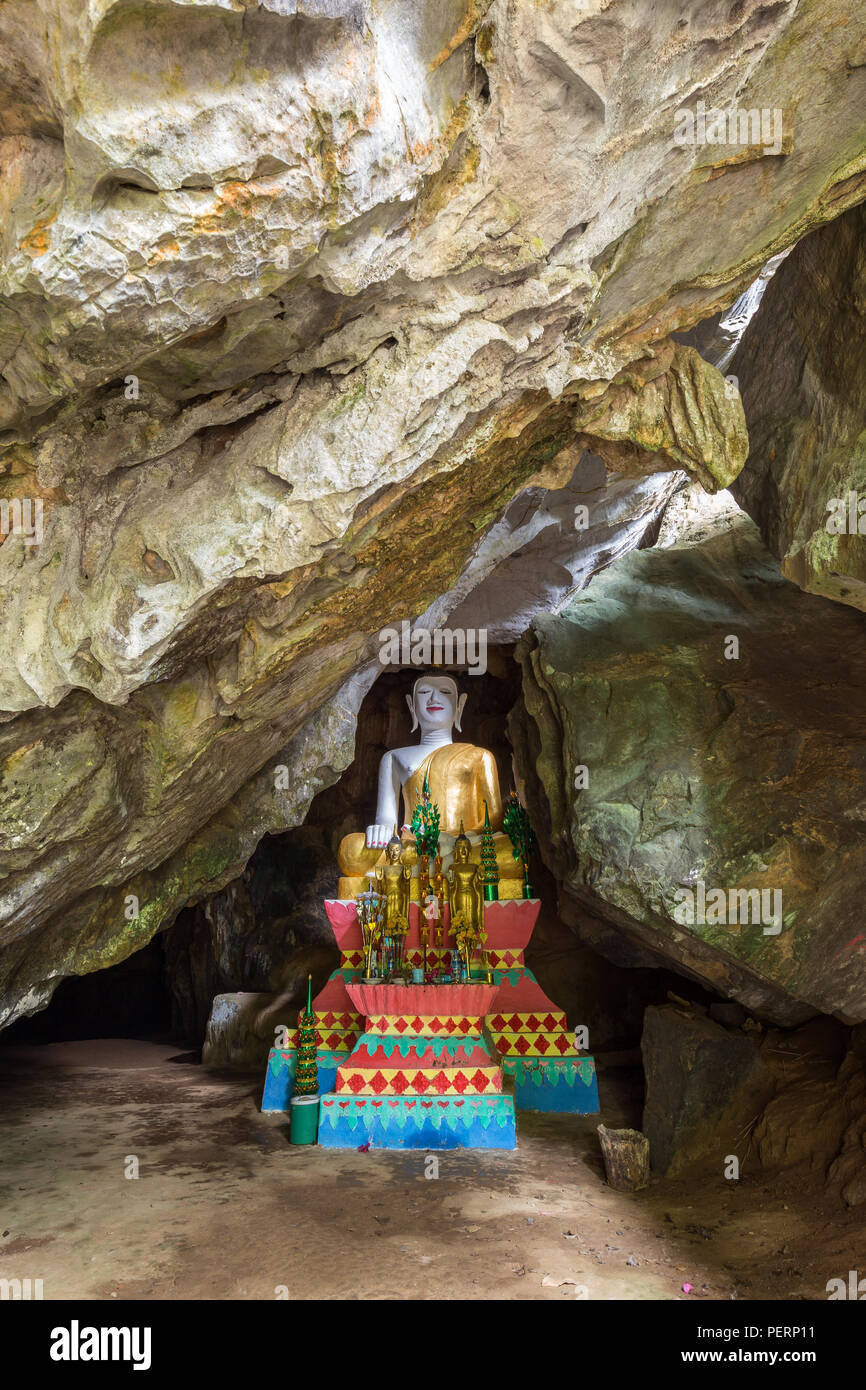 Diverse statue di Buddha sull altare dentro la Tham Hoi grotta vicino Vang Vieng, Provincia di Vientiane, Laos. Foto Stock