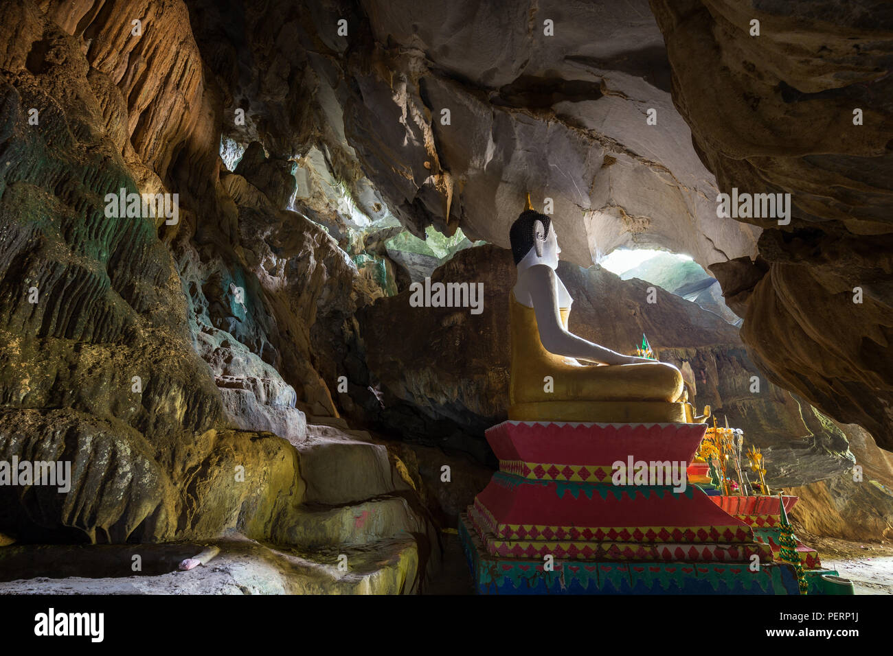 Statua di Budda seduto all'interno dell'Tham Hoi grotta vicino Vang Vieng, Provincia di Vientiane, Laos. Foto Stock