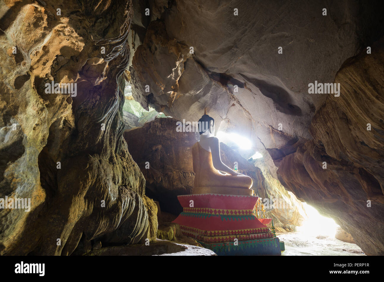 Statua di Budda seduto all'interno dell'Tham Hoi grotta vicino Vang Vieng, Provincia di Vientiane, Laos. Foto Stock