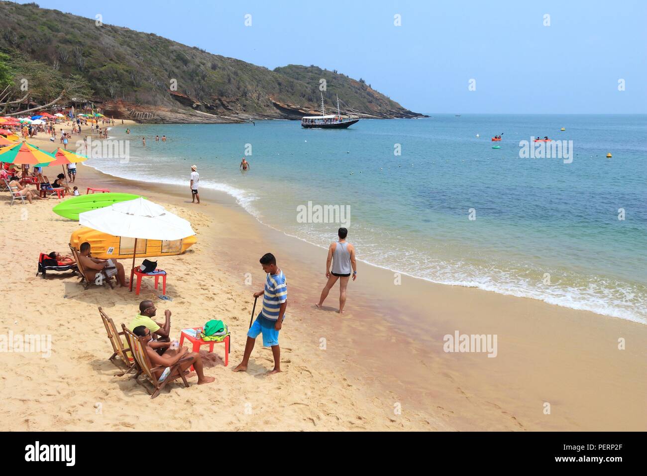 BUZIOS, Brasile - 16 ottobre 2014: la gente visita Joao Fernando Spiaggia di Buzios, stato di Rio de Janeiro in Brasile. Il Brasile ha avuto 5.17 milioni di visitatori nel Foto Stock