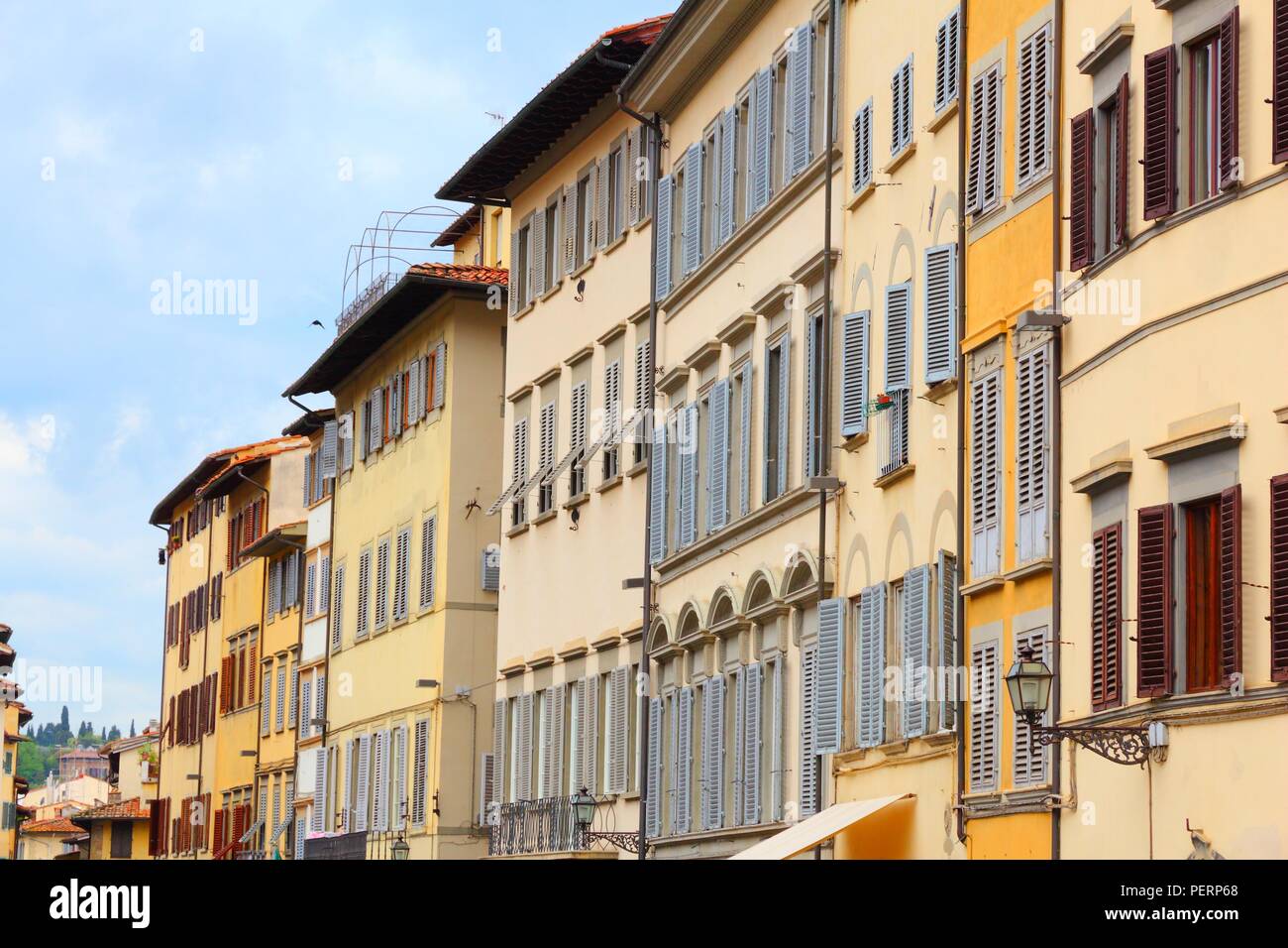 Firenze, Italia - mediterranea tipica architettura residenziale. Edifici di appartamenti. Foto Stock