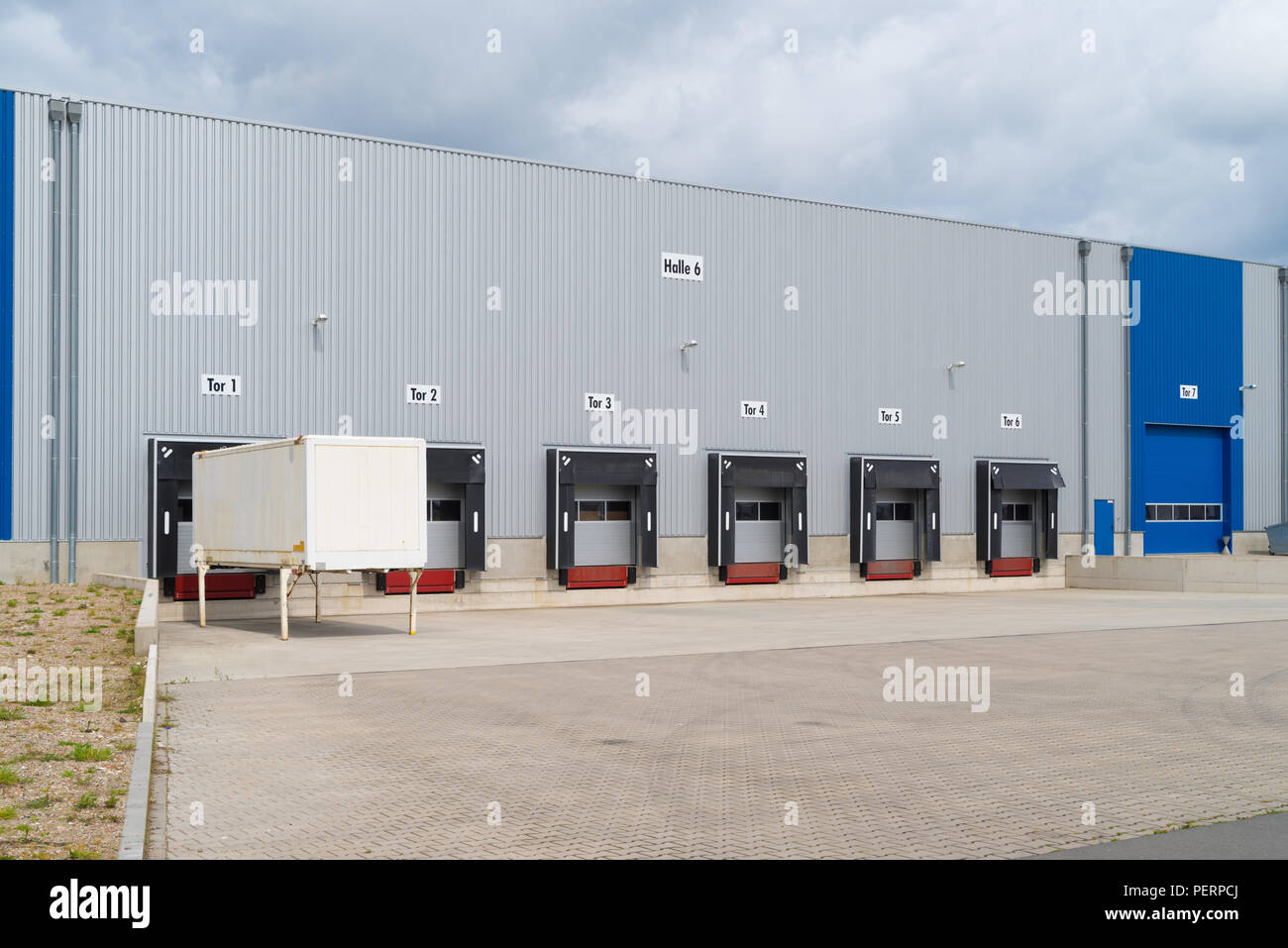 Fila di banchine di carico e di un rimorchio in un grande magazzino commerciale in Germania Foto Stock