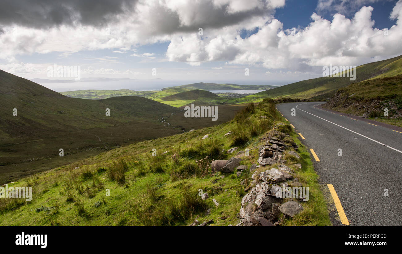 Il Conor Pass Road attraversa i monti dell'Irlanda Penisola di Dingle, sopra la città di Dingle e Baia di Dingle. Foto Stock