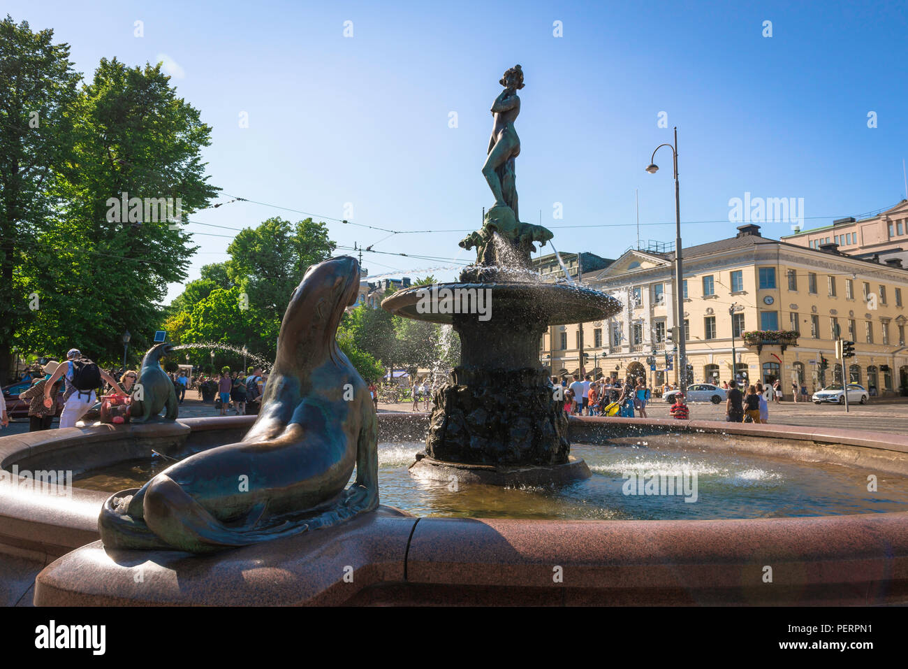 Fontana di Helsinki, vista del Havis Amanda Fontana (1908) situato nella piazza del mercato Kauppatori () nella zona del porto di Helsinki, Finlandia. Foto Stock