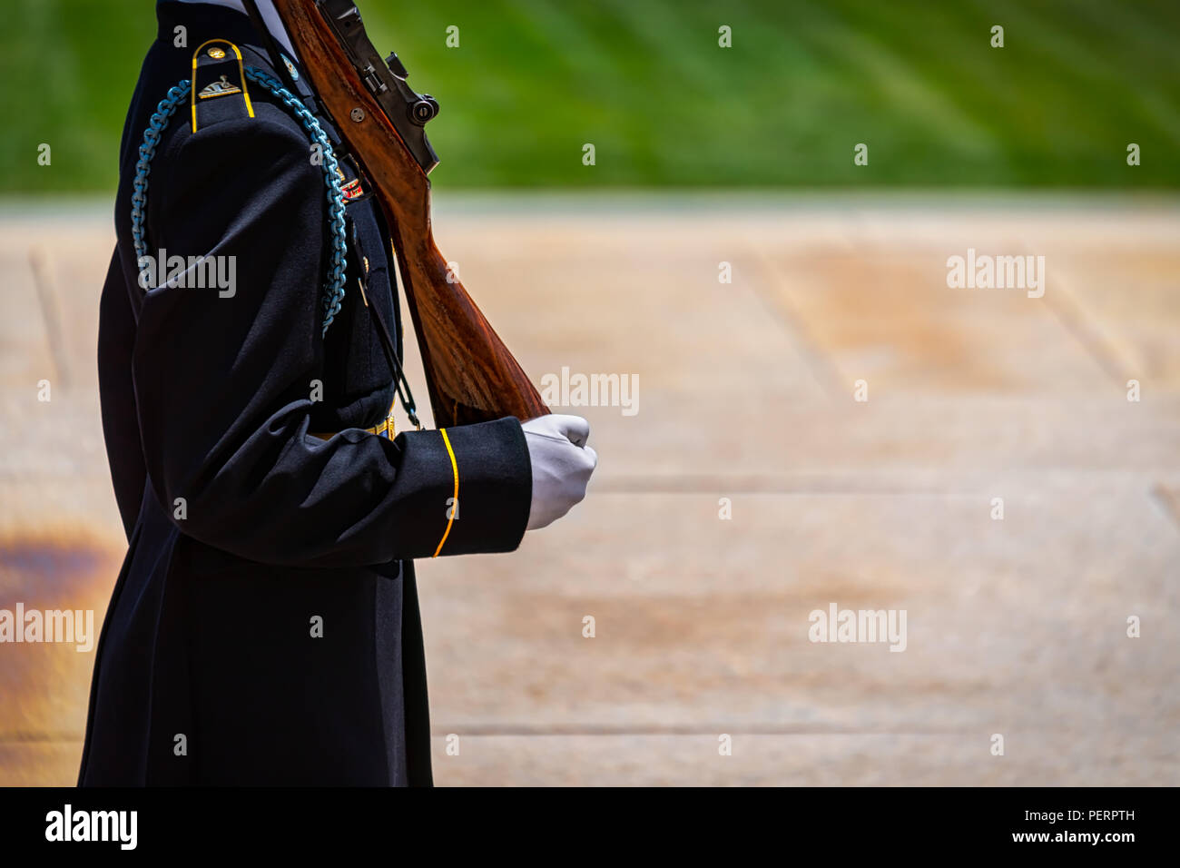 Un soldato dell'esercito, in guanti bianchi, portando la sua arma della guardia. Foto Stock