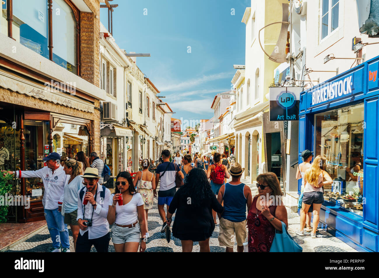 CASCAIS, Portogallo - 25 agosto 2017: i turisti che visitano il centro di Cascais città un centro cosmopolita e di grande attrazione turistica situata sul portoghese Foto Stock
