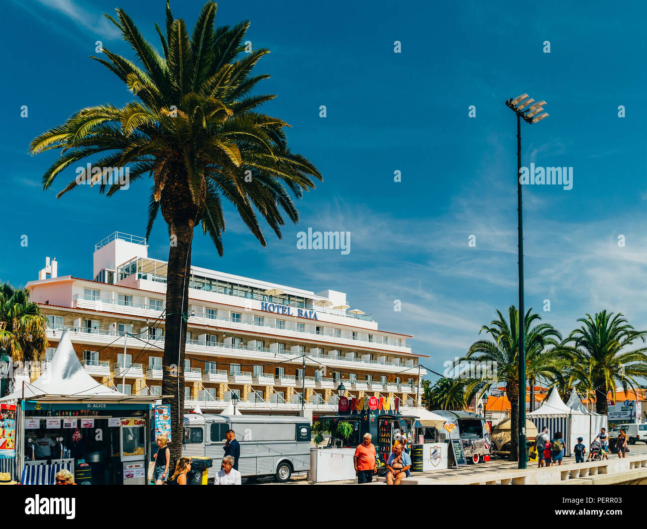 CASCAIS, Portogallo - 25 agosto 2017: i turisti che visitano il centro di Cascais città un centro cosmopolita e di grande attrazione turistica situata sul portoghese Foto Stock