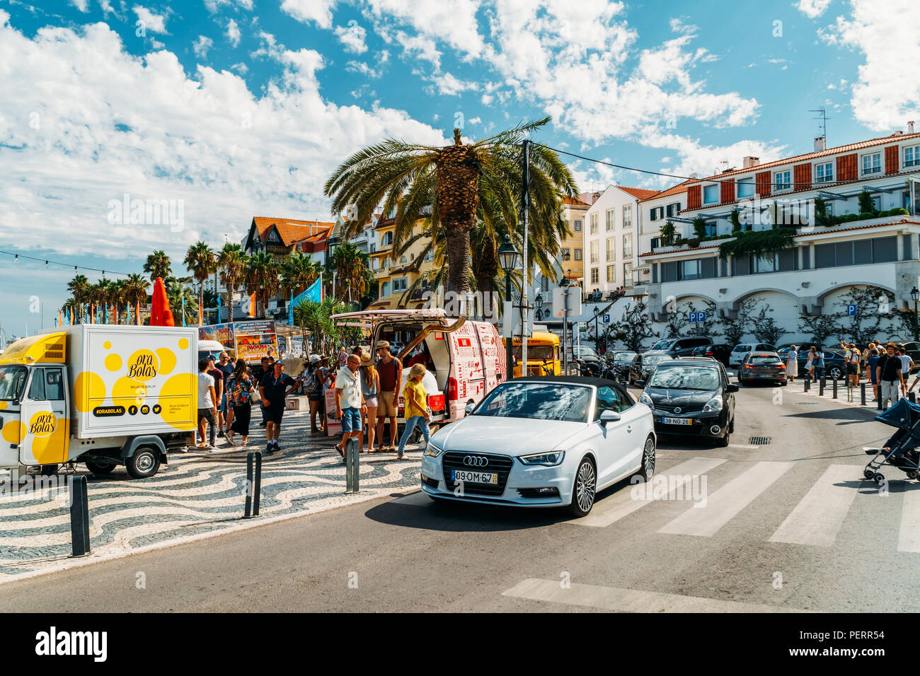 CASCAIS, Portogallo - 25 agosto 2017: i turisti che visitano il centro di Cascais città un centro cosmopolita e di grande attrazione turistica situata sul portoghese Foto Stock