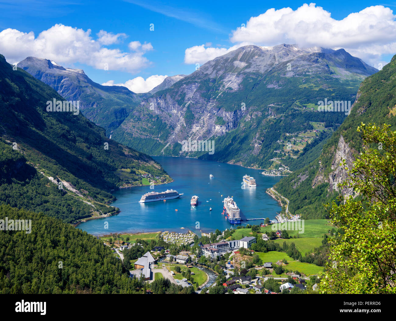 Il Geirangerfjord, Norvegia. Vista sulla città di Geiranger e il Geirangerfjord, Norvegia Foto Stock