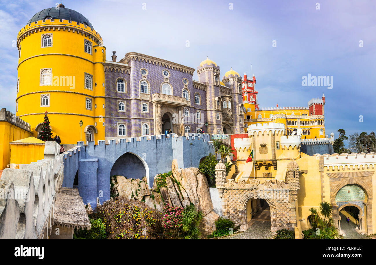 Colorata unica pena Palace,vista panoramica,Sintra, Portogallo. Foto Stock