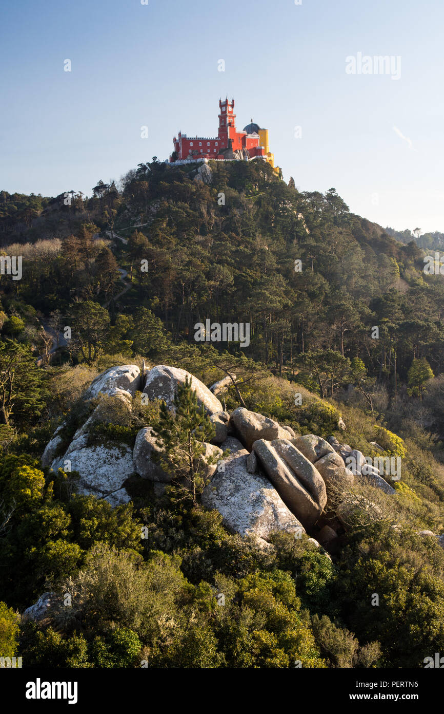 Lisbona, Portogallo - 13 Marzo 2016: Il Palazzo di Pena in cima a Sintra, visto dalla vicina medievale castello moresco. Foto Stock