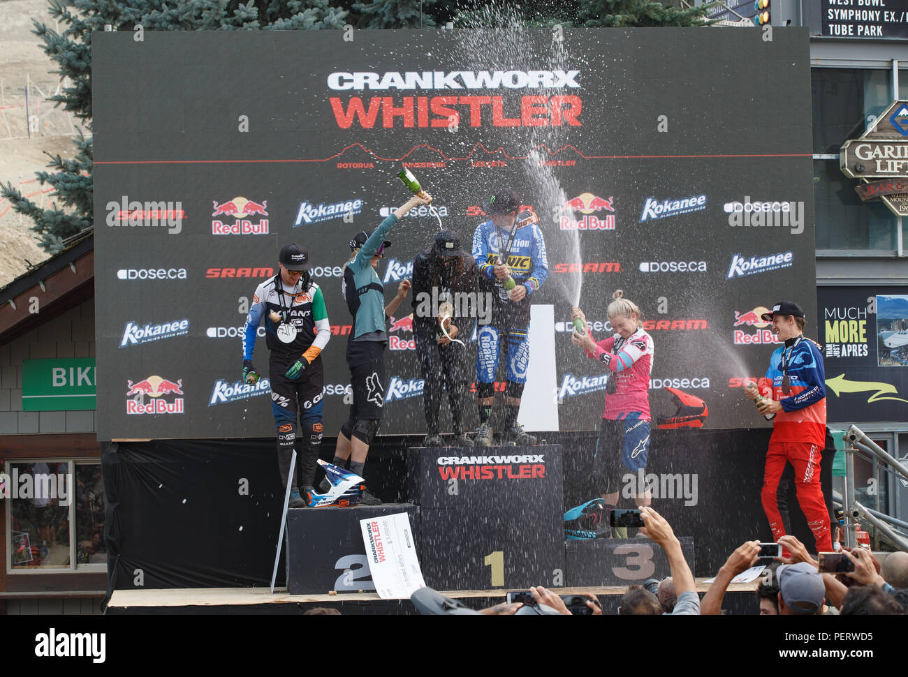 Vincitore podio champagne celebrazione al Crankworx Garbanzo DH evento, Whistler, BC, Canada. Foto Stock