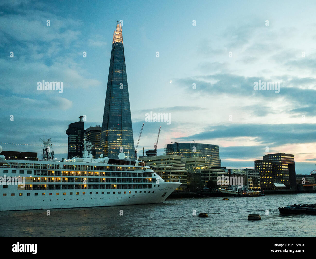 La nave di crociera sul Fiume Tamigi con il Coccio (di vetro) grattacielo in background, Londra. Foto Stock