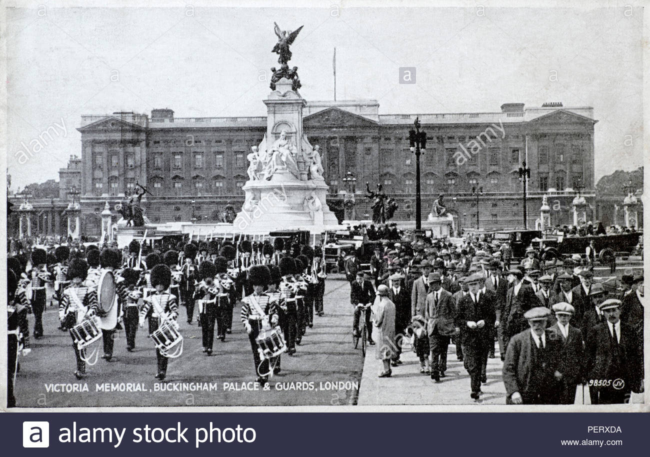 Victoria Memorial, Buckingham Palace e le protezioni, Londra, vintage cartolina dal 1933 Foto Stock