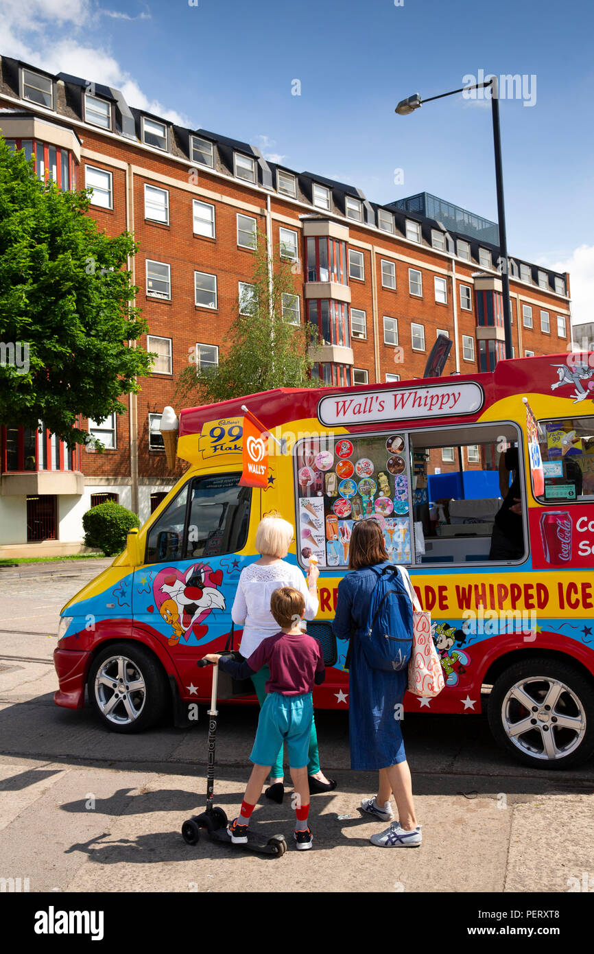 Regno Unito, Inghilterra, Bristol, porto, Princes Wharf, persone in corrispondenza di pareti Whippy ice cream van nella luce del sole Foto Stock
