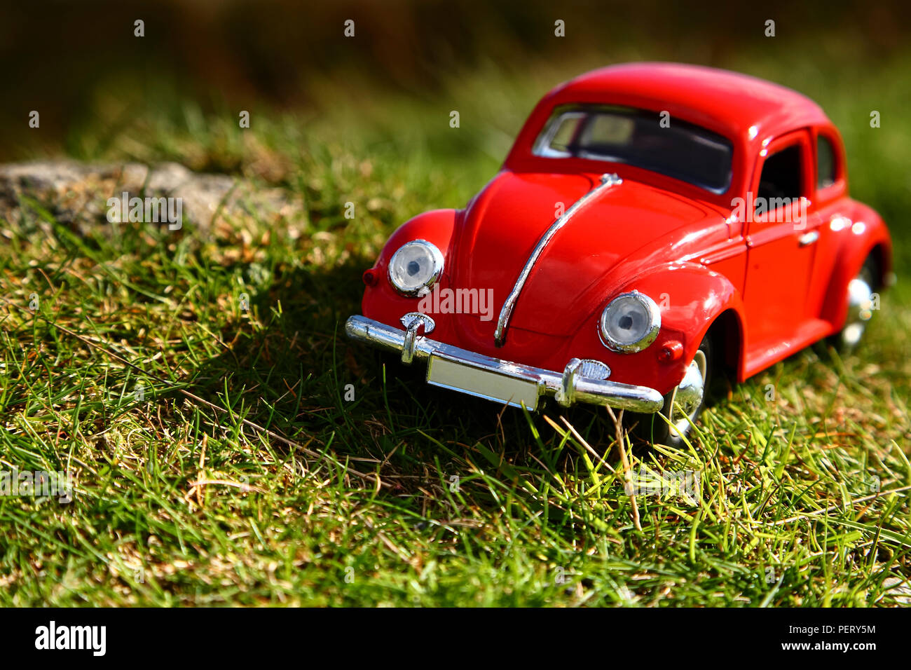 Giocattolo rossa scarabeo di Volkswagen auto parcheggiate sui prati in campagna concetto di viaggio Foto Stock