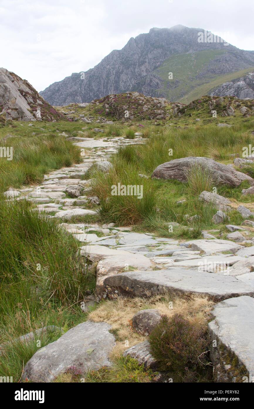 A piedi attraverso le montagne Foto Stock