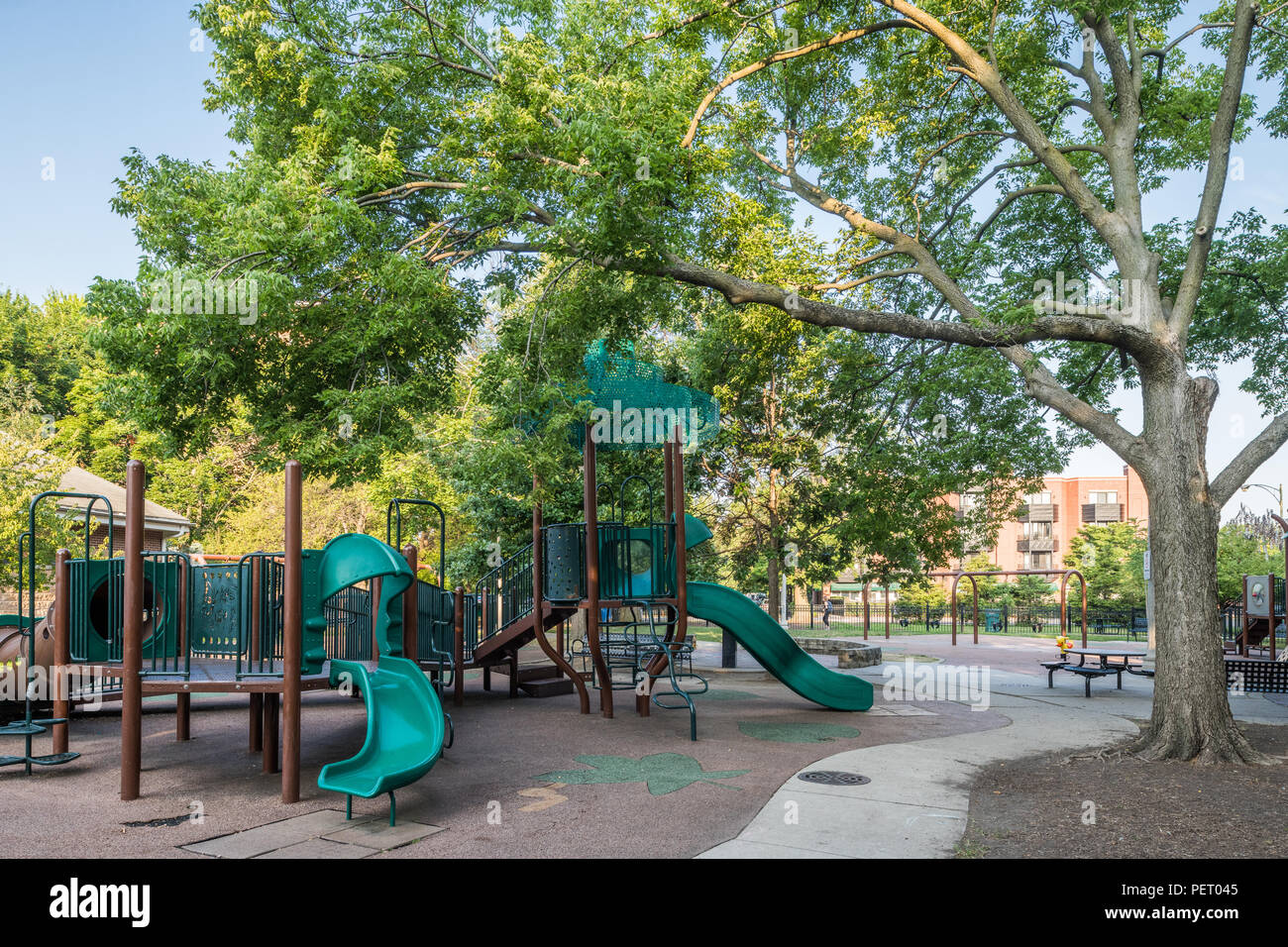 Attrezzature per parchi giochi nel parco pubblico. Foto Stock