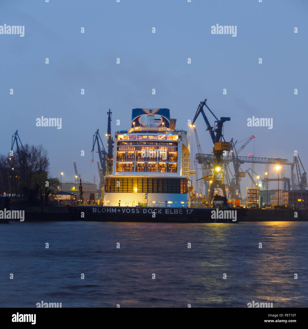 Amburgo, Germania - Aprile 4, 2016: la nave di crociera ovazione dei mari a drydock del cantiere navale Blohm + Voss di Amburgo, in Germania per la manutenzione in serata. Foto Stock