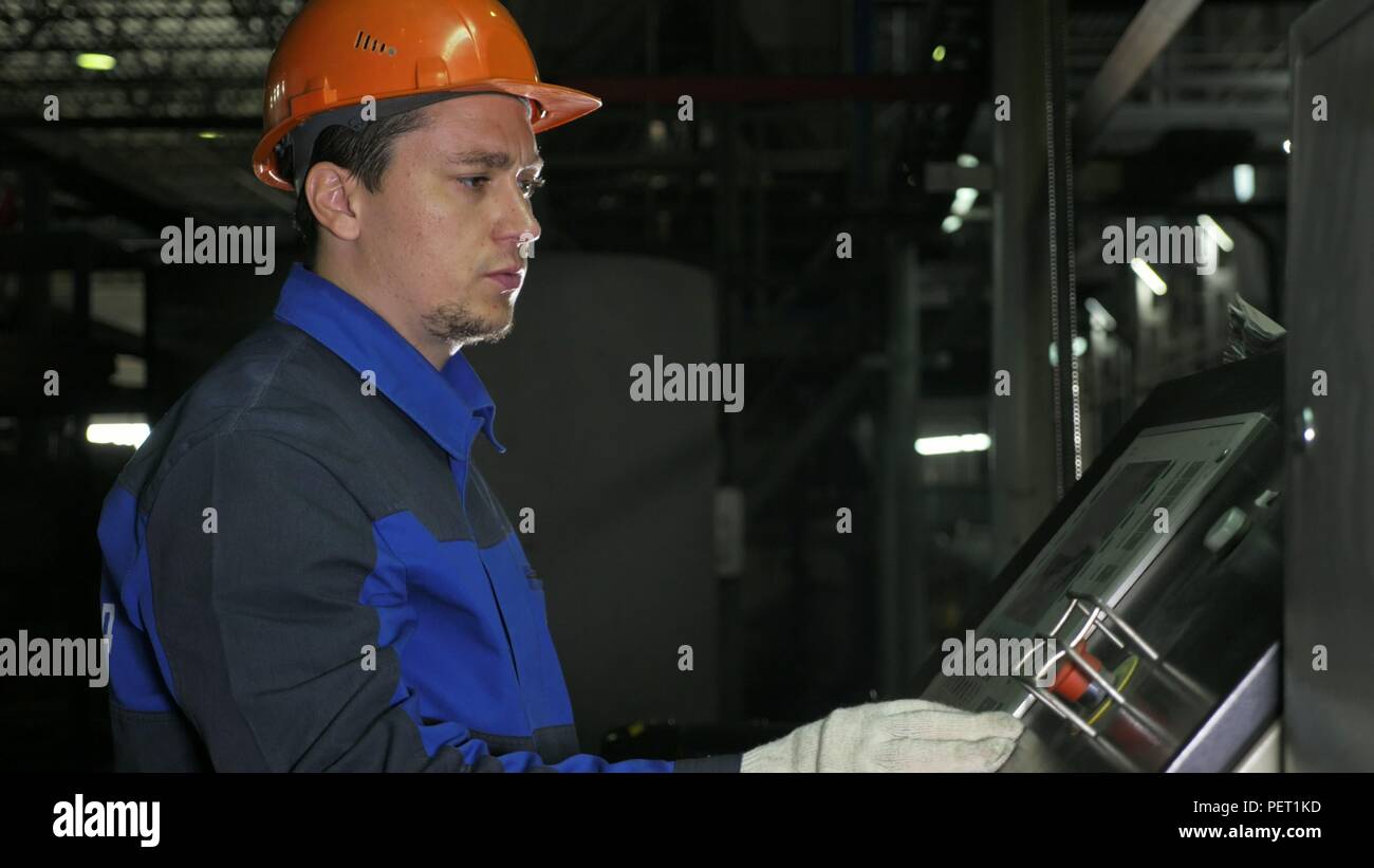 Monitor dell'operatore sul pannello di comando della linea di produzione. Fabbricazione di plastica tubazioni acqua fabbrica. Processo per la fabbricazione di tubi di plastica sulla macchina utensile con l uso dell acqua e la pressione dell'aria. Foto Stock