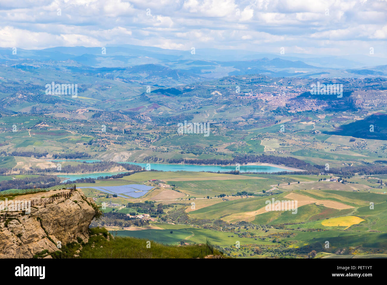 Verde pittoresca valle collinare vicino la città di Enna, Sicilia centrale, Italia. Nicoletti il lago e la città di Leonforte sullo sfondo. Vista dal castello di Lomba Foto Stock