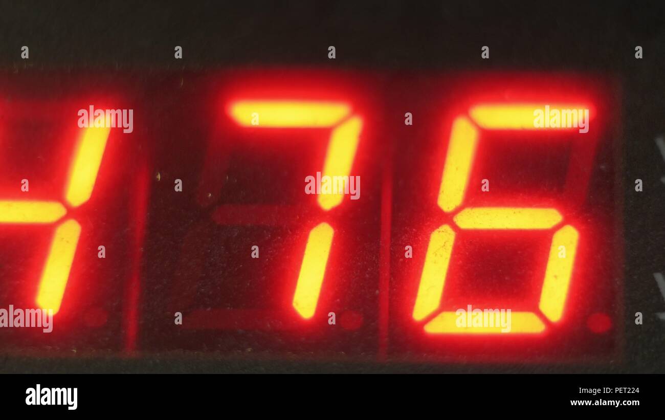 Elettronici digitali di comporre contatore metri tubo. Fabbricazione di plastica tubazioni acqua fabbrica. Processo per la fabbricazione di tubi di plastica sulla macchina utensile con l uso dell acqua e la pressione dell'aria. Foto Stock