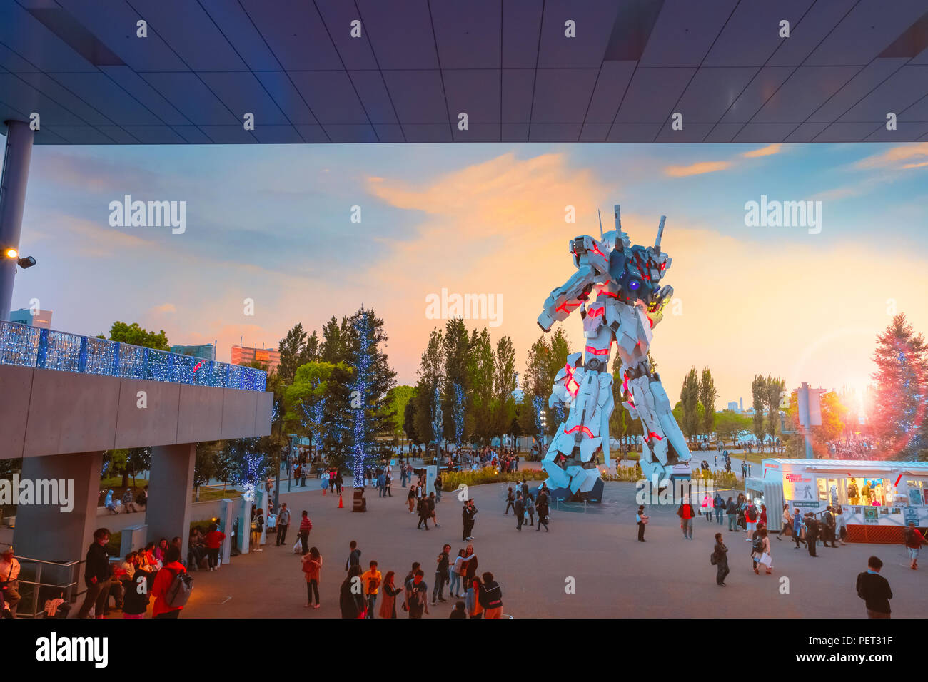 TOKYO, Giappone - 20 Aprile 2018: full-size mobile suit RX-0 Unicorn Gundam replica di Mobile Suit Gundam Unicorn serie a Diver City Tokyo Plaza Foto Stock