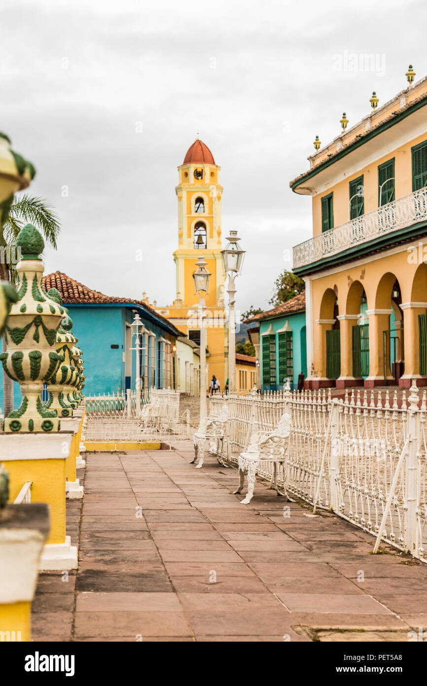Una vista tipica di Plaza Major in Trinidad di Cuba. Foto Stock