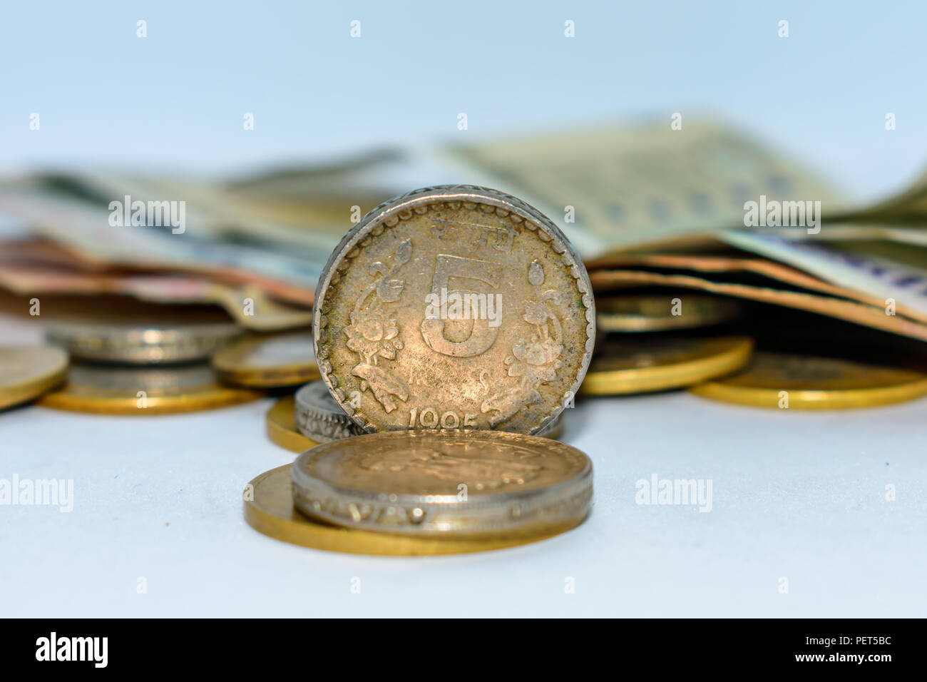 Indiano monete circolanti isolati su sfondo bianco. Foto Stock