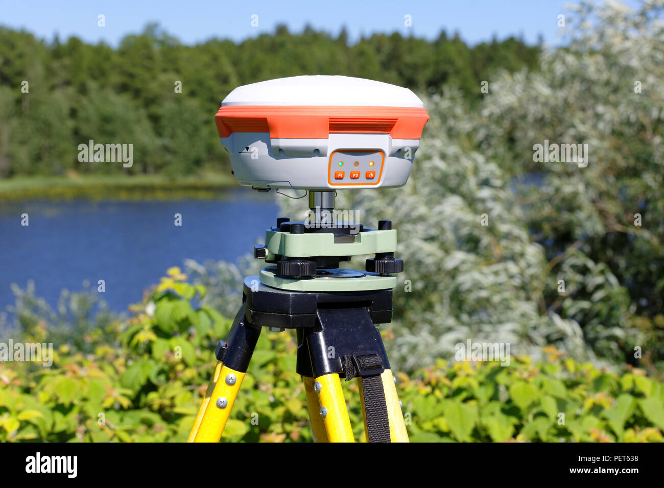GNSS geodetici-ricevitore montato su un treppiede. Applicazione pratica nel campo per lavorare in reti di funzionamento in modo permanente le stazioni di base Foto Stock