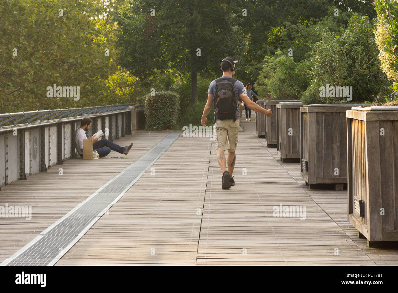 Parigi verde e giardino urbano - uomo a camminare lungo la Promenade Plantee parco elevata nel dodicesimo arrondissement di Parigi, in Francia, in Europa. Foto Stock