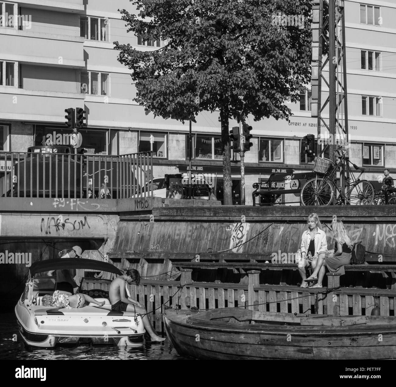 Bianco e nero, gente rilassante, estate, canali, Copenaghen, Zelanda, Danimarca, Europa. Foto Stock