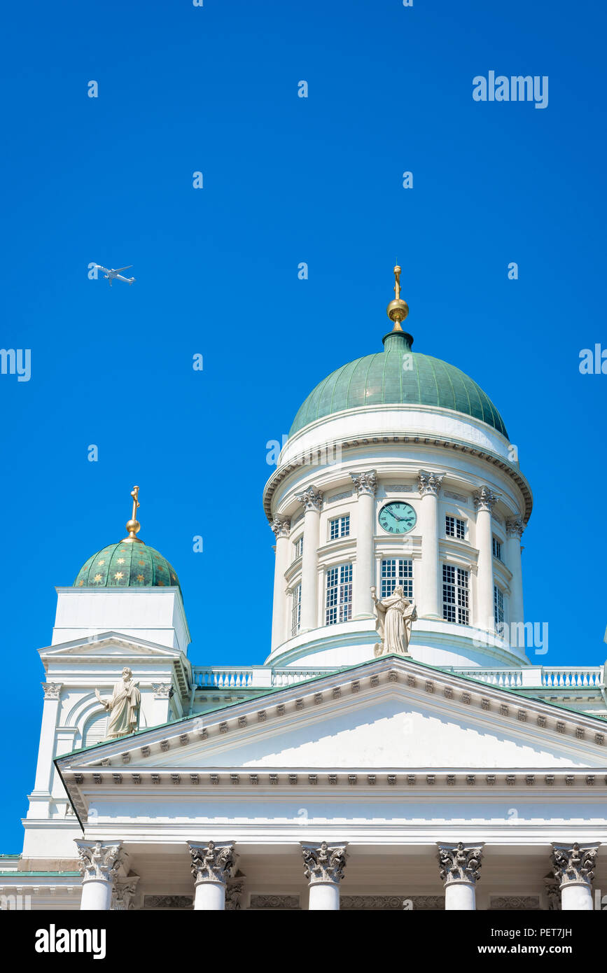Finlandia il turismo estivo, vista di un getto di Finnair battenti alto sopra la Helsinki Cattedrale luterana in un giorno di estate, Finlandia. Foto Stock