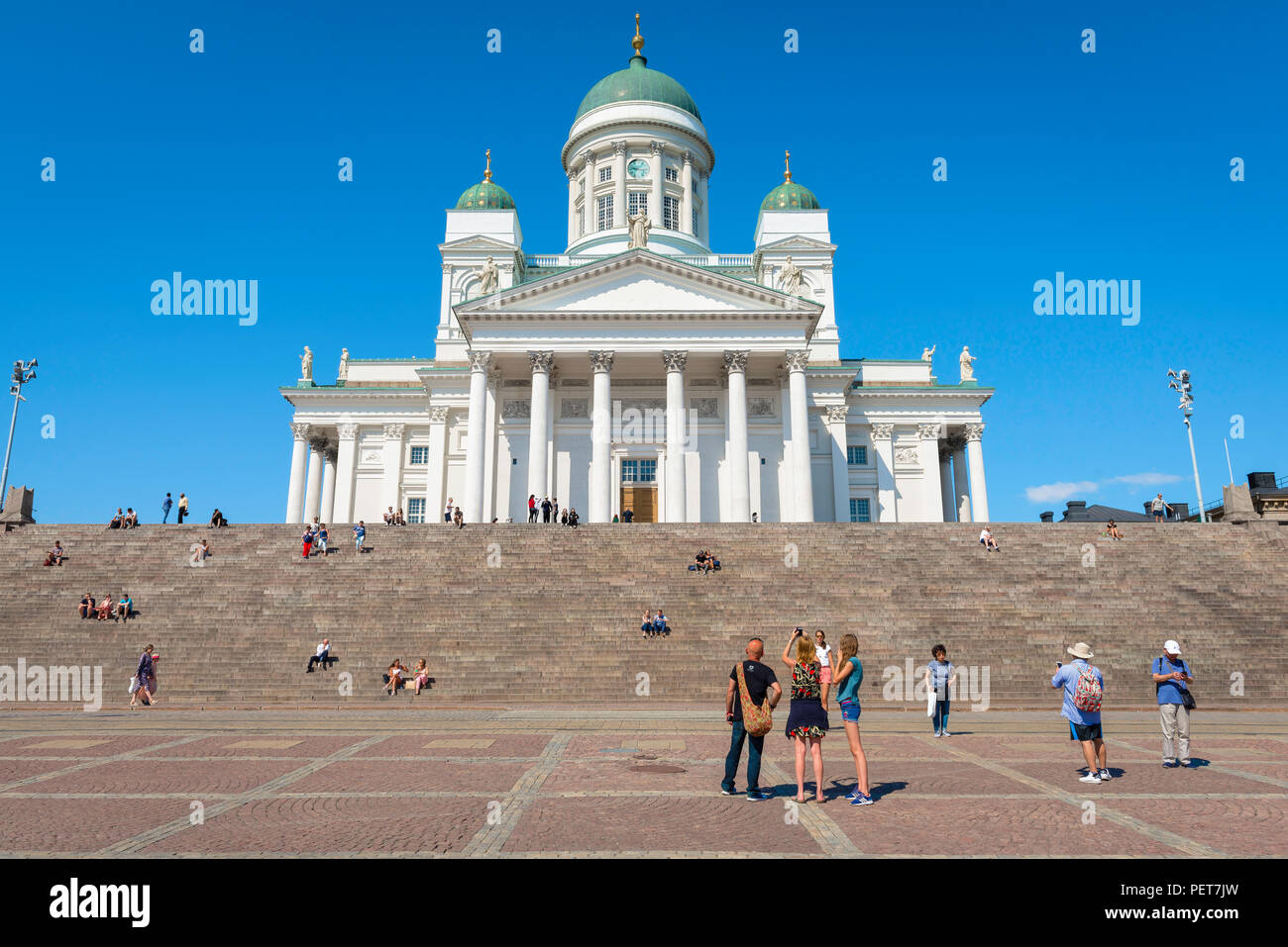 Helsinki city estate, vista di turisti in piedi in Piazza del Senato cercando fino alla Cattedrale Luterana nel centro di Helsinki, Finlandia Foto Stock