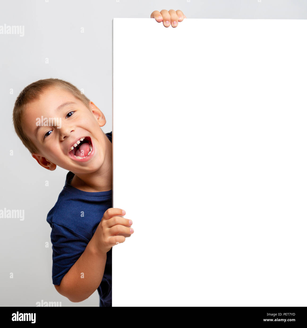 Tabellone bianco con bambino sorridente sul lato Foto Stock