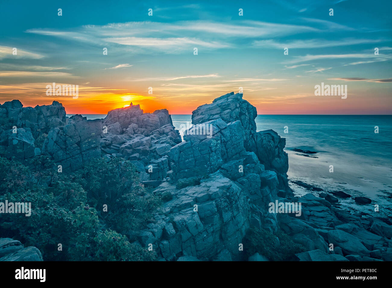 Un prestito figura orologi un glorioso tramonto a Hovs Hallar in Svezia. Foto Stock