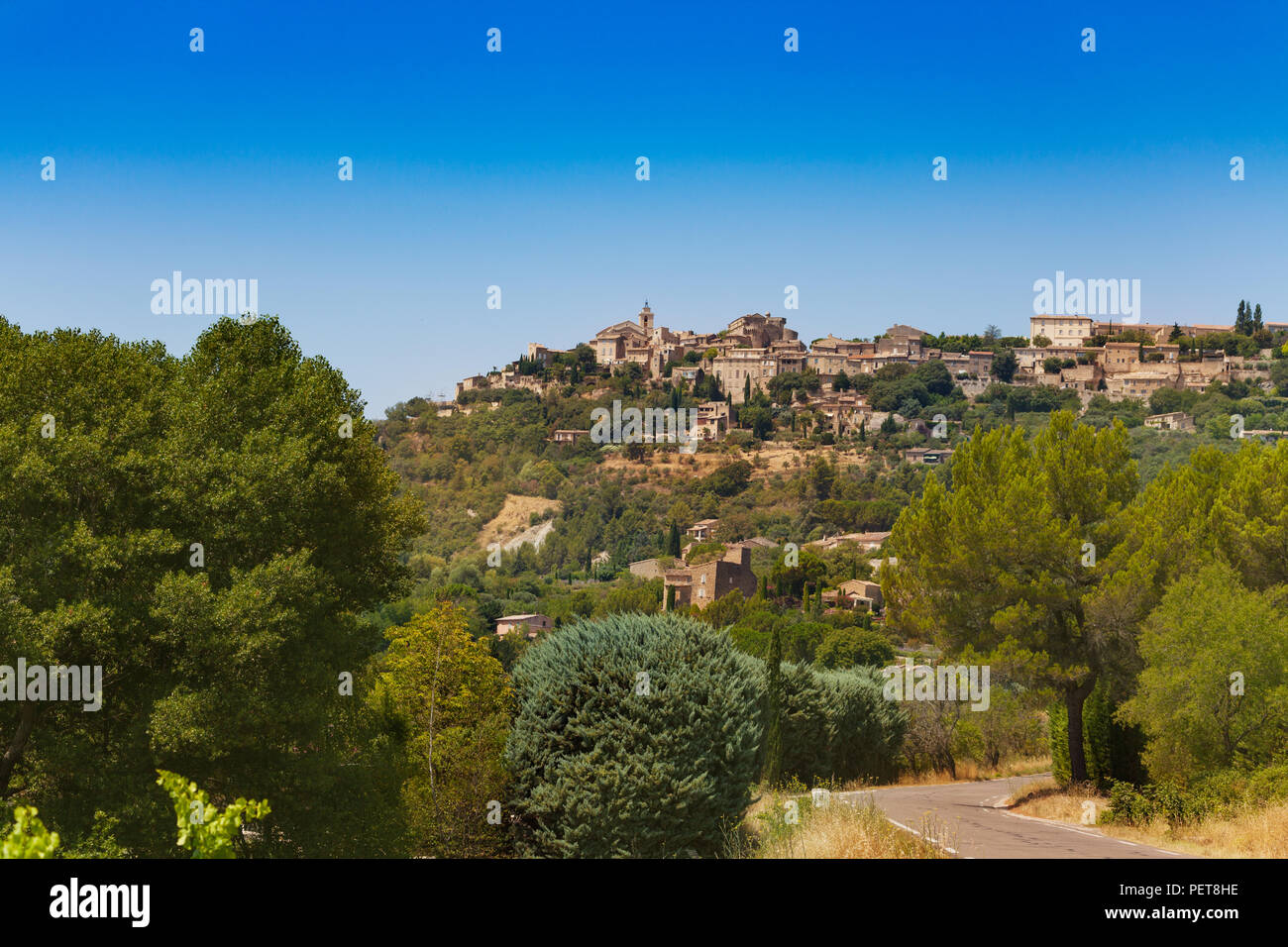 Gordes città vista dalla strada, comune nel dipartimento di Vaucluse nel Provence-Alpes-Côte d'Azur regione nel sud della Francia Foto Stock