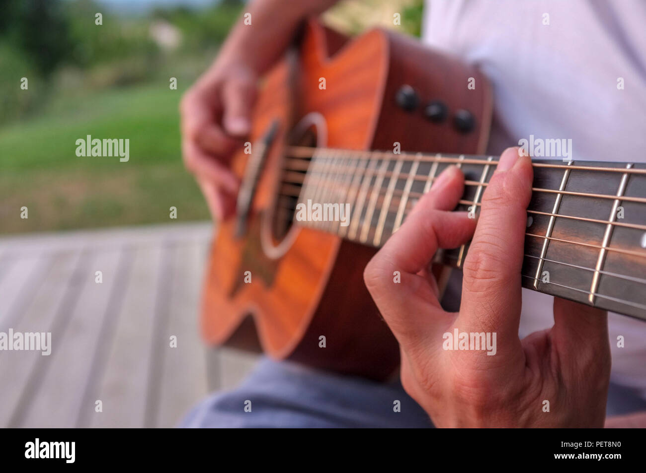 Close-up di un uomo a suonare la chitarra Foto Stock