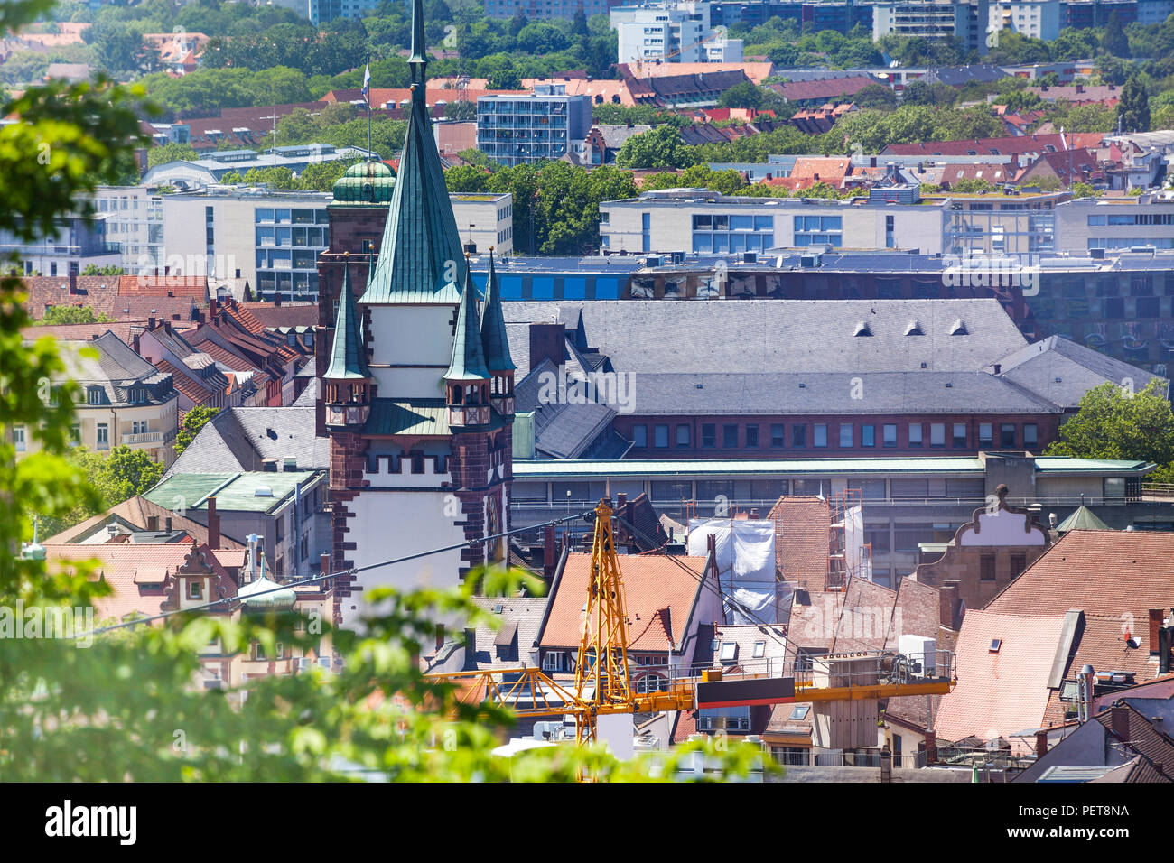 Freiburg cityscape con Martin's Gate clock tower, Germania, Europa Foto Stock