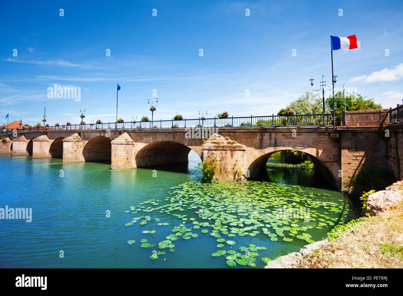 Vista del ponte sul fiume Saone nella comunità grigia città, Haute-Saone, Bourgogne-Franche-Comte Francia orientale. Foto Stock