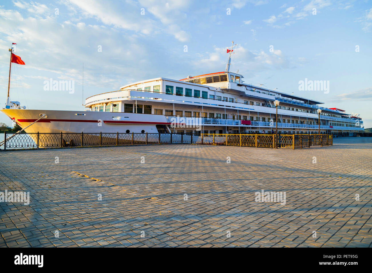 Crociera nave passeggeri si erge sulle rive Foto Stock