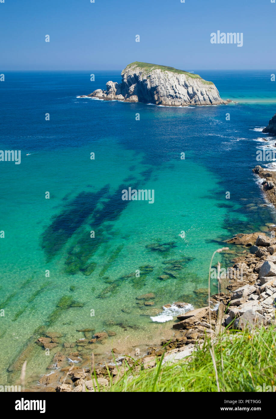 Cantabria, il paesaggio costiero lungo costa Quebrada, rotto di costa, spettacolari creste parallele di Flysch tipo formazione di roccia intorno a Playa de la Arn Foto Stock