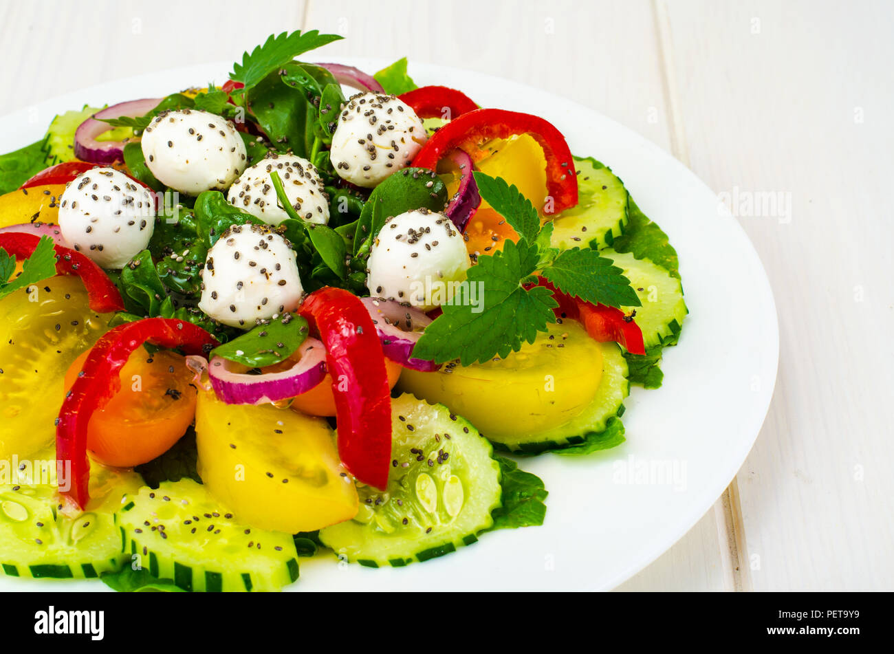 Con insalata di verdure fresche e semi di Chia. Foto Studio Foto stock -  Alamy