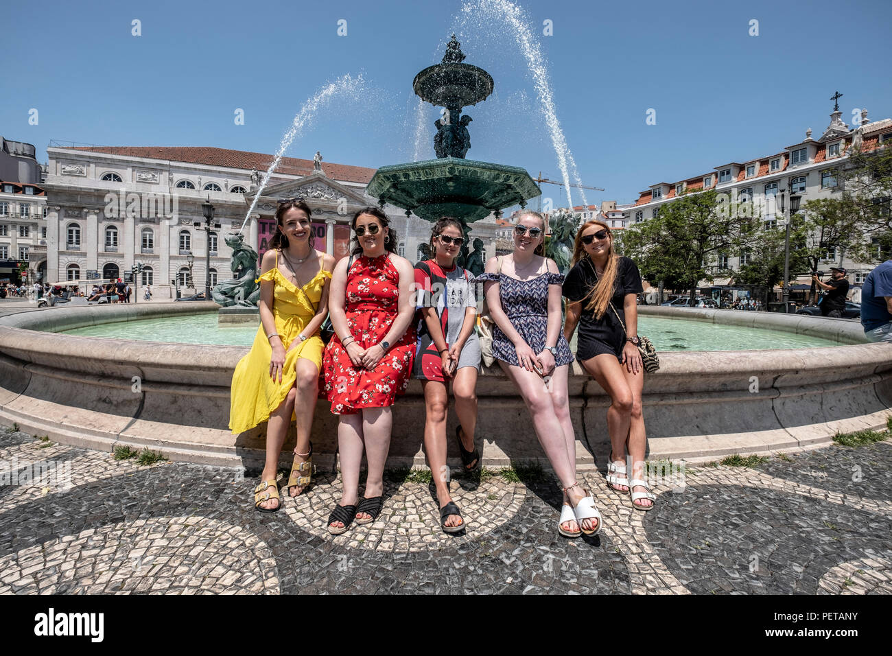 Teens presso la fontana nella piazza Rossio a Lisbona, Portogallo Foto  stock - Alamy