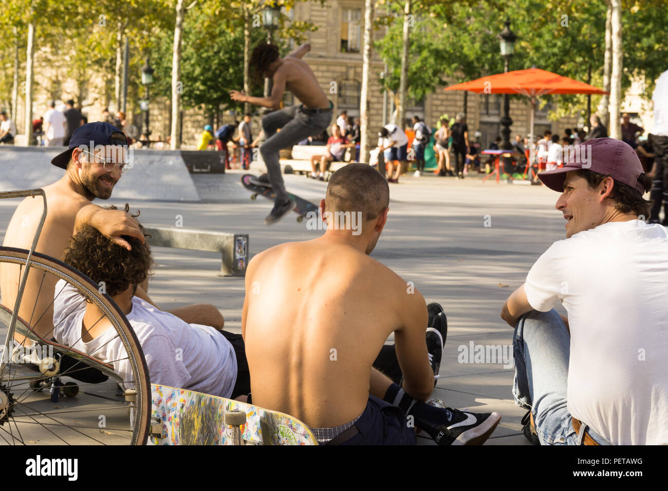 Parigi pattinatori pattinatori - chattare su Place de la Republique a Parigi, in Francia, in Europa. Foto Stock