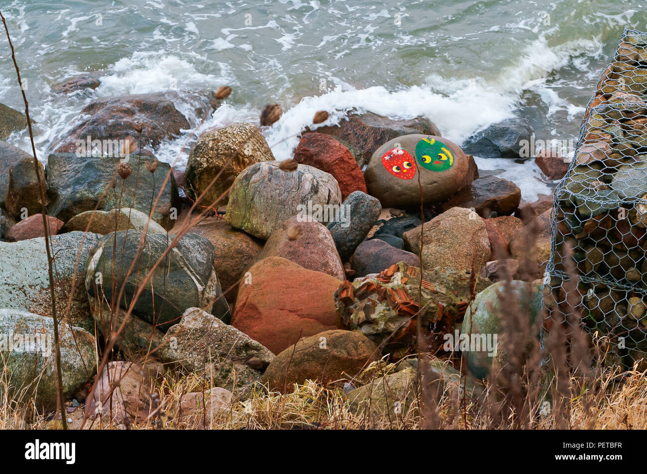 Graffiti sulle pietre, i simboli sul mare sassi, il 26 novembre 2017, il Mar Baltico, Pionerskiy, oblast di Kaliningrad, Russia Foto Stock