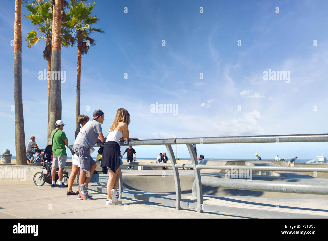 I giovani la gente in piedi vicino Skatepark sulla spiaggia di Venezia Foto Stock