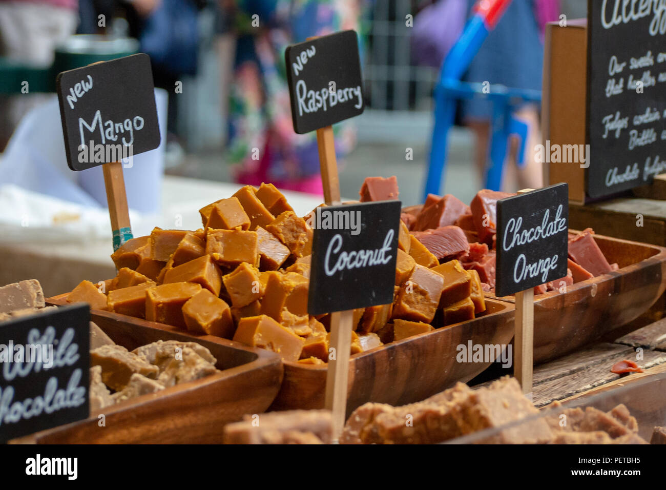 Tradizionale britannica Fudge in vendita presso una confetteria stallo in London Borough Market, REGNO UNITO Foto Stock